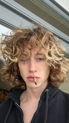 Blonde Male Models, Jordan Huxhold, Androgynous Haircut, Androgynous Hair, Mens Hairstyles Thick Hair, Aesthetic Beauty, Light Hair, Long Curly Hair