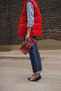 Puffer Vest Outfit Street Style, Red Vest Outfit, Gilet Outfit Women, Puffy Vest Outfit, Vest Outfits Aesthetic, Puffer Vest Fashion, Puffer Vest Outfit, Vest Outfits For Women, Colorful Vest