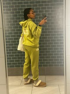 #echt #seattle #airportfashion #comfystyle #greensweatsuit #athleisure #UGGdisquette #blackgirlfashion Airport Outfit, Athleisure, Casual Outfits