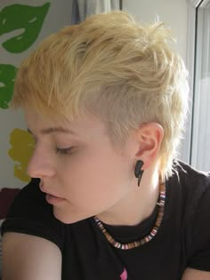 Mowhak Hairstyle Short Hair, Pixie With Shaved Sides, Dyke Haircut, Dyke Hair, Butch Haircuts, Lesbian Haircut, Short Punk Hair, Androgynous Haircut, Beyonce Hair