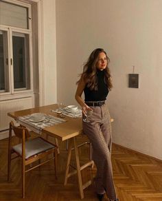 Brown Plaid Pants Outfit, Brown Trousers Outfit, Livia Auer, Law School Fashion, Brown Pants Outfit, Plaid Pants Outfit, Pants Outfit Work