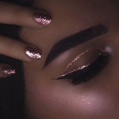 pinterest // @ phoenixcosmetic www.phoenixcosmetics.com Make Up Inspiration, Glitter Eyeliner, Makijaż Smokey Eye, Glitter Background, Makeup Pictures, Flawless Makeup, Makati, Eye Make