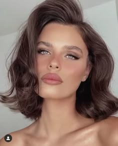 Retro Lob Haircut, Vintage Hair Medium Length, Bombshell Short Hair, Volume Short Haircut, Sofisticated Hairstyles, Short Voluminous Hair, Voluminous Short Hair, Elegant Bob Hairstyles, Elegant Haircut