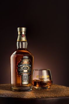 Whisky Chivas, Wine Bottle Photography, Chivas Regal, Drink Party, Whisky Drinks, Chocolate Drink, Wine Photography, Drink Photography, Starbucks Drink