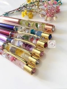 "Exclusive in my shop, my first Japanese herbarium pens have launched in late 2018. No one was selling at Etsy at that time. (Sadly lots of copy cat and mass make drop shipping This is the 2nd edition, they are stunning with a sparkle rhinestone on top end. Handmade with real preserved flowers and filled with high quality Japanese herbarium oil into the pen cylinder, those flowers like floating in the water, so it's also called \"Floating Flower pen\". In order to make it extra special and unique, my new version, you can have a choice to adding faux pearls and name in each pen.  There're 9 different choice of colour: Rose Gold, Rainbow Silver, Light Purple, Dark Purple, Peacock Green, Sky Blue, Burgundy Red, Light Pink and White.  It comes with a black velvet pouch or pay extra for a cardb Japanese Herbarium, Wedding Pen, Floating Flower, Flower Pens, Cardboard Gift Boxes, Planner Pens, Floating Flowers, Preserved Flowers, Marking Tools