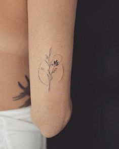 Tattoo ideas Petite Tattoos, Inspiration Tattoos, Classy Tattoos, Discreet Tattoos, Dainty Tattoos, Subtle Tattoos, Elegant Tattoos, Feminine Tattoos, Little Tattoos