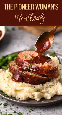 meatloaf on top of mashed potatoes and top with a red glaze Beef Meatloaf Recipes, Meatloaf Recipes Pioneer Woman, Pioneer Woman Meatloaf, Beef Meatloaf, Homemade Meatloaf, Classic Meatloaf Recipe, Good Meatloaf Recipe, Classic Meatloaf, Thanksgiving Menu Ideas