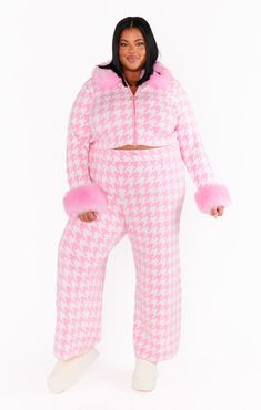 Say hello to your new fave cozy set! These cute knit pants are perfect paired with the matching Zermatt Zip Up and boots to Après the day! Houndstooth Knit, Pink Houndstooth, Collared Sweater, Zermatt, Collar Sweater, Sweater Pants, Knit Pants, Fur Collars, Matching Sets