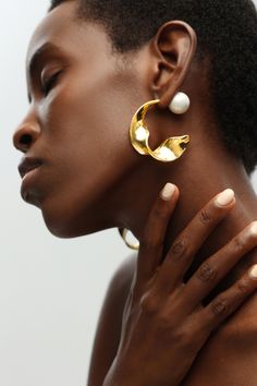 These chunky hoop earrings are your everyday essentials. Versatility is at the core of our design. Find your inspiration with this pair of high fashion earrings, from gold to pearl, from hoops to studs. You definitely get everything to style your look. Timeless and classic gold-tone complements casual and formal outfits; waved design and extra pearls add unique touches. They’re a bold statement for an edgy and chic look.For pierced ears onlyBrass & shell pearls18k gold platingHypoallergenic 925 High Fashion Earrings, Earrings Outfit, Creative Jewelry Photography, Brass Shell, Chunky Gold Hoop Earrings, Gold Waves, Jewelry Photoshoot, Chunky Hoop Earrings, Golden Earrings