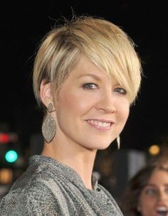 short hairstyles complement woman perfectly and reduce dozens of years from their age. The perfectly styled hair augments their jaw line beautifully Celebrity Short Haircuts, 40 Hairstyles, Over 40 Hairstyles, Modern Short Hairstyles, Side Bangs Hairstyles, Medium Hair Styles For Women, Hair Styles 2014