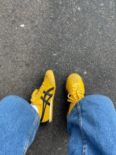 Yellow Shoes Outfit, Asics Style, Mexico 66, Shoe Wishlist, Fashion School, Hype Shoes, Yellow Shoes, Shoe Inspiration, Shoes Outfit