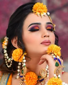 Bridal Makeup Pictures, Haldi Bride, Flower Jewellery For Mehndi, Make Up Gold, Flower Jewelry Designs