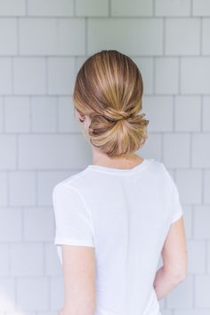 Elegant + easy classic chignon: Photography : Leila Brewster Photography Read More on SMP: http://www.stylemepretty.com/2016/02/02/elegant-easy-french-girl-inspired-classic-chignon/ Braids Quick, Classic Chignon, Short Hair Blonde, Quick Styles, New Year Countdown, Ballet Bun, Beautiful Buns, Vintage Wedding Hair, Beach Wedding Hair