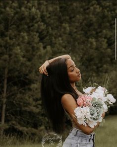 Poses To Do With Flowers, Senior Pictures Outfits Aesthetic, Photoshoot Ideas Outside Spring, Cute Outdoor Photoshoot Ideas, Wood Senior Pictures, Senior Photo Outfits Black Women, Senior Spring Pictures, Senior Picture Ideas Latina