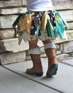 I know several little girls that need scrap tutus, stat! And how cute to do this for the jean tutu thing too? Fabric Tutorial, Tutu Tutorial, Fabric Tutu, Diy Vetement, Fabric Strips, Robin Hood, Art Crafts, Fashion Kids, Clothing Ideas