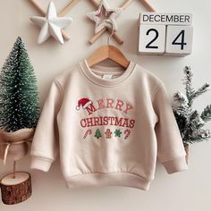 Gestickte frohe Weihnachten Sweatshirts für Kinder, Weihnachten Sweatshirts für Kleinkinder, Urlaub Outfits für Kinder, Weihnachtsgeschenke für Kinder Wir freuen uns, dass Sie unseren Shop besucht haben. Das Hauptziel dieses Geschäfts ist es, Sie mit hochwertigen Produkten zu versorgen. Wir sind uns sicher, dass Sie unsere Designs lieben werden. Diese Kollektion von Kinder-Sweatshirts kombiniert einen luxuriösen Look mit einem ausgesprochen angenehmen Gefühl. Eine einzigartige und lebendige Persönlichkeit für die Kleinen wird in jedes Sweatshirt durch die sorgfältige Maschinennähte der Designs eingearbeitet. Maschinenstickmotive gibt es in einer Vielzahl von Stilen, von aufwendig gemusterten Grafiken bis hin zu Logos oder Slogans, die eine positive Botschaft vermitteln und unglaublich deta