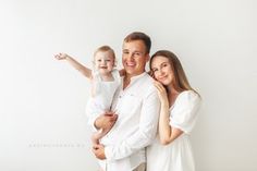 Семейная фотосессия с годовалой малышкой. Детский фотограф в Самаре Family Portrait Photography Poses, Baby Birthday Photoshoot, Couple Pregnancy Photoshoot