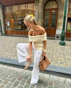 It Girl Sneakers, It Girl Shoes, Classic White Sneakers, Sneakers Trendy, Girl Sneakers, Comfortable Footwear, Outfit Look, Carrie Bradshaw, Girl Shoes