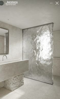 Modern Stone Bathroom, Tadelakt Bathroom, Restroom Design, Concrete Bathroom, Bathroom Color Schemes, Stone Bathroom, Trendy Home Decor, Bad Design, Luxury Homes Interior