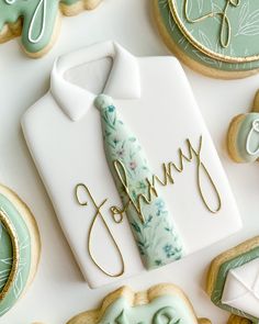 11/11 🫶 can’t believe it’s been a year since the hubby and I got married! It’s truly flown by. Throwing it back to the cookies I made for our bridal party! #weddingcookies #bridesmaidproposalcookies #bridesmaidproposal #engagementcookies #royalicingart White Shirt And Tie, Best Apple Pie, Shirt And Tie, Painted Cakes, Quilted Purses, Tie Design, Wedding Cookies, Cute Cookies