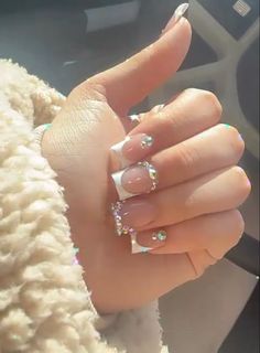 There's a new beauty trend taking over Instagram and it's absolutely stunning. Say hello to "quartz nails". Rinestine Nails Short, Pretty Long Nails Acrylic, Sugar Nails Acrylic, Nail Gems Designs, Short Blinged Out Nails, Nail Ideas With Gems, Nails Crystals, Nails Gems, Pink Bling Nails