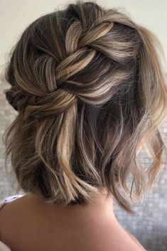 Short Bridal Hair, Braided Half Updo, Short Hair Bride, Chin Length Haircuts, Easy Hairdos, Short Hair Bun, Birthday Hairstyles, Curly Wedding Hair, Hairdo Wedding