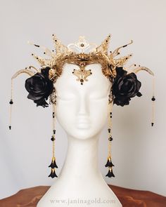 Unleash your inner dark queen with this opulent golden headpiece, featuring intricate filigree designs and bold black roses. Perfect for Halloween, masquerades, or fantasy-inspired events, this handcrafted accessory is both regal and dramatic. The delicate gold chains with black beads and dangling flower-shaped charms add a luxurious touch to this one-of-a-kind piece. Whether you're dressing as gothic royalty or a dark sorceress, this stunning headpiece will ensure you make an unforgettable entrance. Perfect for anyone seeking a unique, high-end costume accessory. Gothic Royalty, Black And Golden Dress, Golden Headpiece, Gothic Headdress, Fairy Headdress, Dark Sorceress, Black Flower Crown, Dark Royalty, Crown Dark