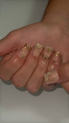 New Years Nail Design Short Nails, Champagne Short Nails, Golden Quince Nails, Short Nails With Gold Design, Gold Line Art Nails, Gold Prom Nails Short, Formal Gold Nails, New Years Eve Nails Gold, Glitter Gold French Tip Nails