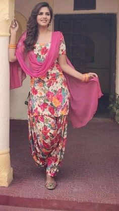 Salwar Suit New Design, How To Style Salwar Suit, Printed Patiala Suit Designs, Patiala Suit Ideas, Simple Patiala Suit Casual, Patyala Shalwar For Girl, Panjabi Suit Salwar Patiala, Kurta Shalwar Women, Punjabi Salwar Suits Simple Casual Indian Fashion