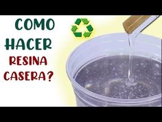 a plastic container filled with liquid next to a green recycler and the words como hacer resina casera?