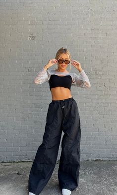 Rave Outfits One Piece, Lolla 2024 Outfits, Concert Outfit Electronic, Rave Outfit Pants, Festival Outfits 2024 Women, Festival Outfit Techno, Concert Outfit Simple, Simple Nye Outfit, Festival Outfits 2024