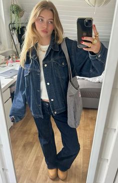 Royal Blue Jacket Outfits Women, Fall 80s Outfits, Winter Outfits Jean Jacket, Styling A Jean Jacket, Jean Jacket And Jeans Outfit, Jean Jacket Fall Outfits, How To Style A Jean Jacket, Outfit Trends 2024, Navy Hoodie Outfit