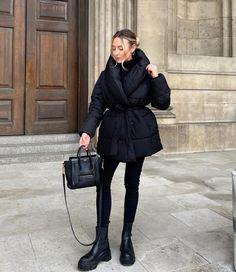 Puffer jacket #fashion #pufferjacket Puffy Jacket Outfit, Black Puffer Jacket Outfit, Freya Killin, Puffer Jacket Outfit, Wearing All Black, Winter Trends, Warm Outfits, Outfit Inspo Fall