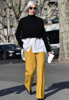 International Outfits, Mode Over 50, Funky Dresses, Dramatic Classic, Yellow Pants, Helen Mirren, Older Fashion, Fashion Blogger Style, Looks Street Style