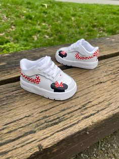 Minnie Mouse Inspired' Kids AF1 Customs by AF1essentials All of our Customs are Hand Painted & Made to Order - *Durable Leather paint used  *Waterproof  *Matt Finish Product  Our Customs can be ordered in all sizes from Toddlers to Adults - If you cannot find the size you are after, please contact us and we can assist you further!  We use Royal Mail for our Delivery Partners  Our Customs can take anywhere between 1-4 weeks Maximum depending on how busy we are at the time of your order.  Majority Custom Mickey Mouse Shoes, Mickey Mouse Shoes, Minnie Mouse Shoes, Custom Sneakers Diy, Af1 Custom, Custom Af1, Leather Paint, Shoes Custom, Sneakers Athletic