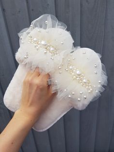 Cream open toe slippers with gorgeous pearl netting detail. Perfect to wear on your Hen do, Wedding morning or Honeymoon! Bride Footwear, Pearl Slippers, Pearl Bridal Shower, Wedding Bucket, Engagement Party Cake, Bridal Footwear, Bridal Slippers, Bride Slippers, Bride Dress Simple