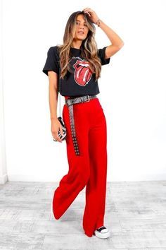 Fun Smart Casual Outfits, Edgy Wide Leg Pants Outfit, Graphic Tee With Trousers, Red Wide Leg Pants Outfit, Red Trousers Outfit, Outfit Pantalon Rojo, Red Wide Leg Trousers, Red Pants Outfit, Red Wide Leg Pants