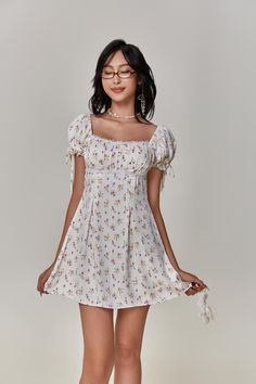 💫 RICOTTA DRESS: ein echtes Babydoll-Satinkleid. Fit-and-Flare-Silhouette. Puffärmel. Cups haben weiche Polsterungen zwischen den Schichten und kleine Falten. Der Ausschnitt ist mit weißer Spitze und Schleifchen verziert. 💫 Unsere Stoffe und Borten sind recycelt und in begrenzter Menge. Handgefertigt mit Liebe in unserem Studio in Saigon, Vietnam. 💫 Material: Oberstoff: 100% Viskose Borte: 100% Polyester 💫 Das Model trägt Größe M. Ihre Größe beträgt 173 cm. Ihre Maße betragen 82-65-95 cm. 💫 Satin White Dress, Saigon Vietnam, Dress Satin, White Bow, Puffy Sleeves, White Silk, Satin Dress, Babydoll Dress, Skirts For Sale