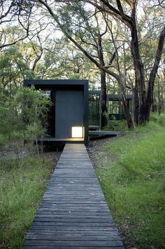 The Red Hill Residence by David Luck Architecture Red Hill, Shipping Container Homes, House On A Hill, Cabins In The Woods, Shipping Container, Residential Architecture, Walkway