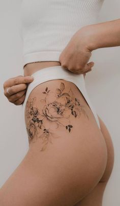 Cool Hip Tattoo For Girls Pisces Hip Tattoo, Big Hip Tattoo, Unique Hip Tattoos Women, Small Tattoos Aesthetic, Feminine Traditional Tattoo, Flower Hip Tattoo, Hip Tats