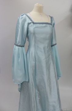 Medieval Fantasy Dress Blue, Pale Blue Fantasy Dress, Pale Blue Medieval Dress, Blue Medieval Dress Princesses, Light Blue Medieval Dress, Blue Fantasy Outfit, Medieval Dress Blue, Simple Princess Dress, Blue Fantasy Dress