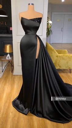 Feel sexy and confident in this stunning black evening dress! The deep V-neck and beaded details add a touch of glam, while the slit adds a hint of seduction. Perfect for formal events, this dress will make you stand out with its timeless elegance. Homecoming Dresses Bodycon, Classic Prom Dress, Simple Prom Dress Long, Satin Homecoming Dress, Strapless Prom Dresses, Simple Prom Dress, Elegant Prom Dresses, Prom Dresses Sleeveless, Formal Evening Dress