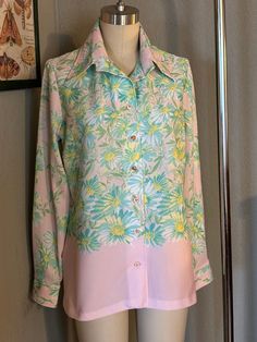 Floral blouse by Hamilton 8 Dallas, size 14 runs smaller. Use measurements provided for size reference. Shown here on a size 4 mannequin. Small unnoticeable spot as shown. Overall good condition. All sales are final. Thanks for looking :) 1970s Style Retro Print Blouse For Spring, Vintage Pink Blouse With Floral Print, Retro Pink Blouse With Floral Print, Vintage Pink Shirt With Floral Print, Vintage Pink Floral Print Shirt, Polyester Blouse, Womens Blouses, Vintage 1960s, Floral Blouse