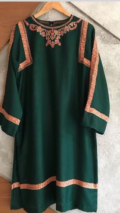 Winter Suit Design For Women Pakistani, Kashmiri Kurti Design, Kashmiri Outfit, Kashmir Culture, Kashmiri Dress, Style Outfits Summer, Green Kurti, Woolen Suit