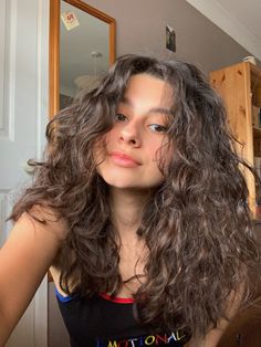 Face Framing Layers On Wavy Hair, Wavy Curly Curtain Bangs, Shaggy Curly Hair Mid Length, Haircuts For 2b Hair, Curly Hair With Curtain Bangs, Bang Ideas, Haircut Reference, Model Dream, Natural Curly Hair Cuts