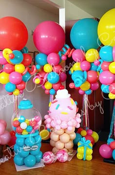 there are many balloons and decorations on the table