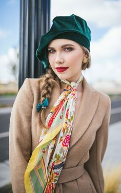 5e1b18c4c6a6d31695acbae3fd70ecc6 Barre Hat, Sew Studio, Beret Outfit, Hat French, Emerald Velvet, French Beret, Ways To Wear A Scarf, Caramel Hair, Slouchy Style