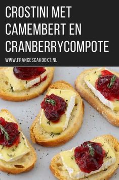 crostini met camembert en cranberry compote on bread