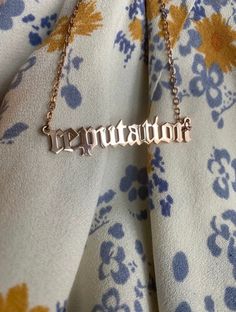 Taylor Swift Reputation Necklace, Reputation Taylor Swift Jewelry, Reputation Accessories, Reputation Era Aesthetic Outfits, Reputation Jewelry, Reputation Necklace, Reputation Outfits Ideas, Taylor Swift Necklace, Sentimental Jewelry