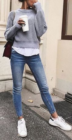 #fall #outfits women's gray sweater, blue jeans, and white sneakers Womens Grey Sweater, Preppy Fall Outfits, Cooler Style, University Outfit, Preppy Fall, Trendy Street Style, Mode Casual, Outfit Jeans, Autumn Street Style